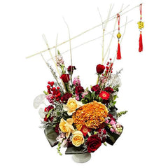 Bouquet bunga merah dan kuning dengan hiasan tassel, online florist terpercaya