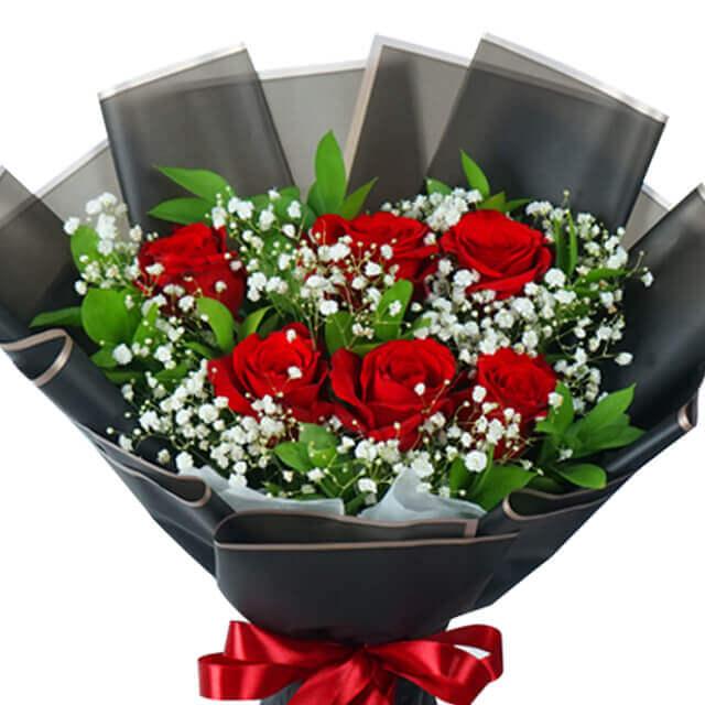 Bouquet mawar merah elegan dengan baby's breath, dibungkus hitam dan pita merah, online florist terpercaya