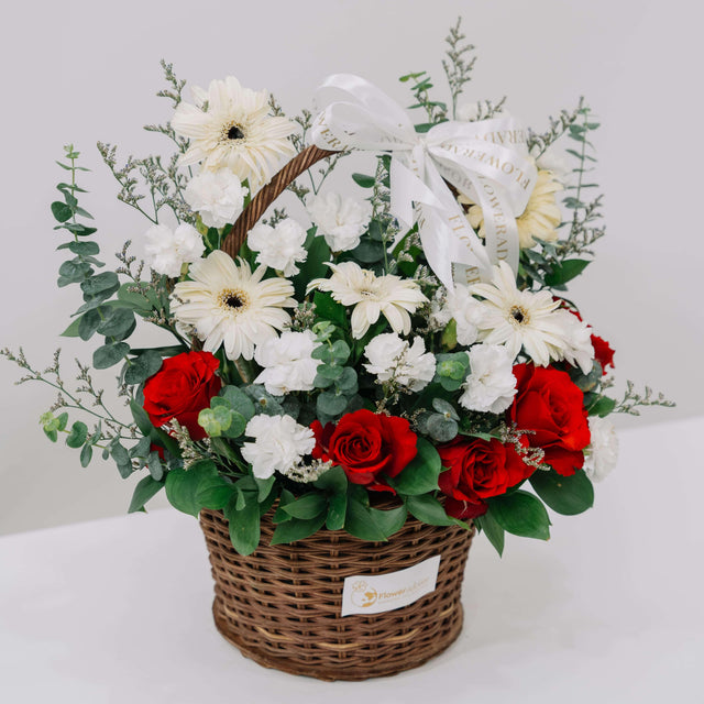 Bunga segar dalam keranjang anyaman, ideal untuk online florist dengan sentuhan elegan