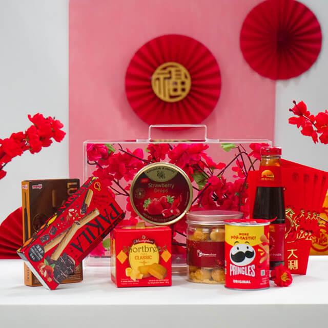 Kado online florist dengan camilan dan dekorasi merah untuk perayaan