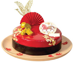 Kue merah elegan dengan hiasan emas dan kipas, cocok untuk hadiah spesial dari online florist