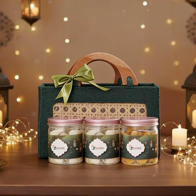 Hadiah cantik dari online florist dengan toples kue dan hiasan pita hijau