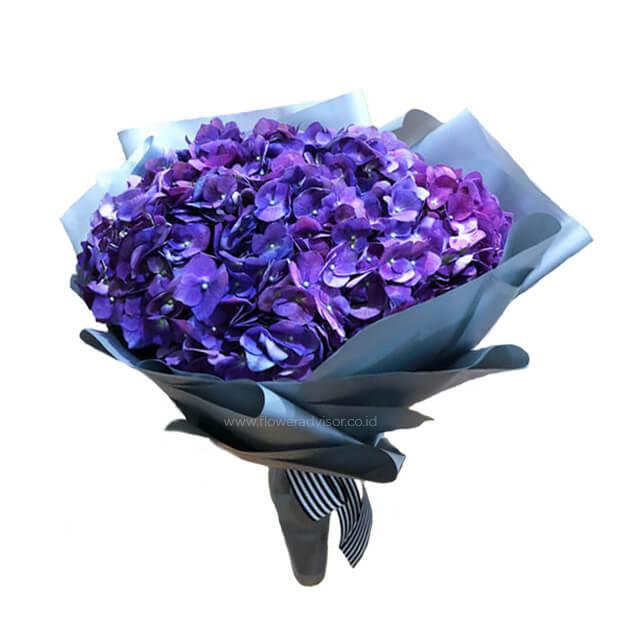 Buket bunga ungu cantik dari online florist, dikemas elegan dengan pita hitam putih