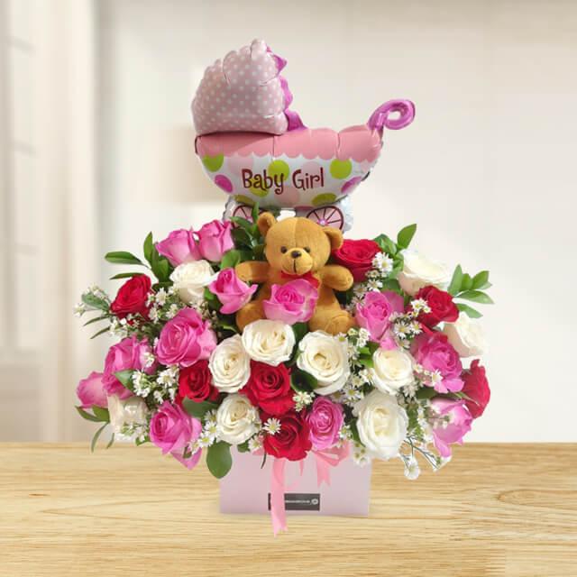Bouquet bunga untuk bayi perempuan dengan boneka beruang dan balon 'Baby Girl', online florist