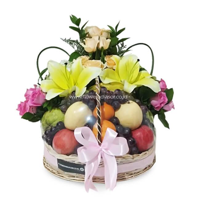 Keranjang buah dan bunga cantik dari online florist, ideal untuk hadiah spesial
