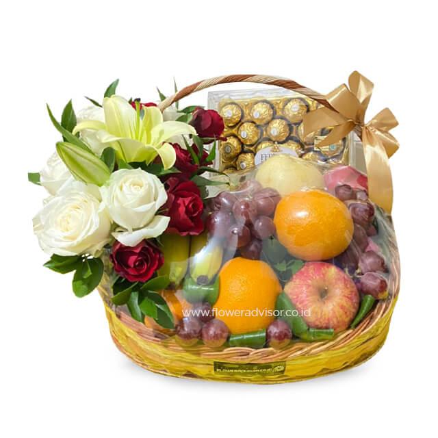 Keranjang buah dan bunga mawar putih merah, cokelat Ferrero, online florist terpercaya