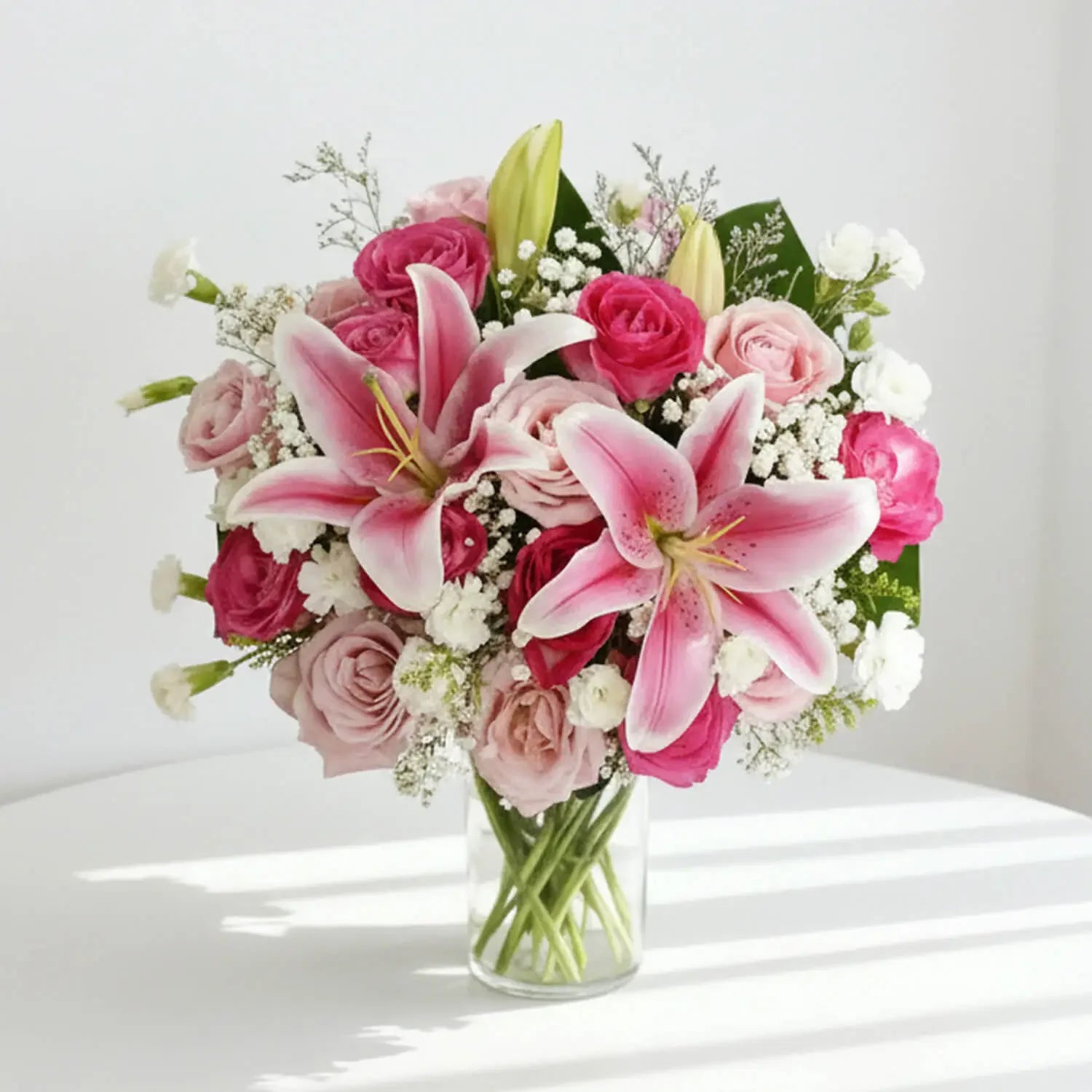 Bouquet bunga mawar dan lili pink cantik, ideal untuk hadiah, dari online florist terpercaya.