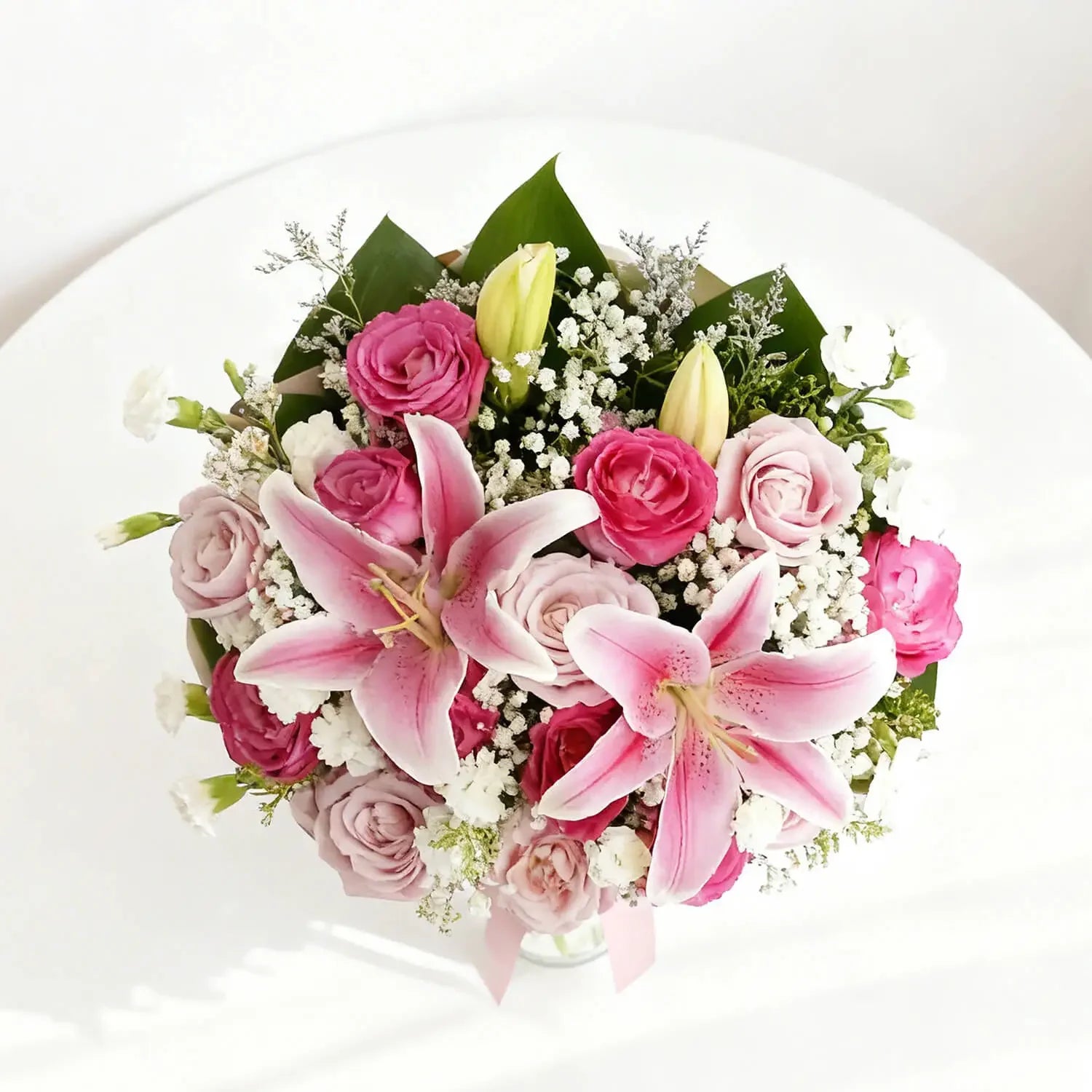 Bouquet bunga mawar dan lili pink, ideal untuk hadiah, dari online florist terpercaya.