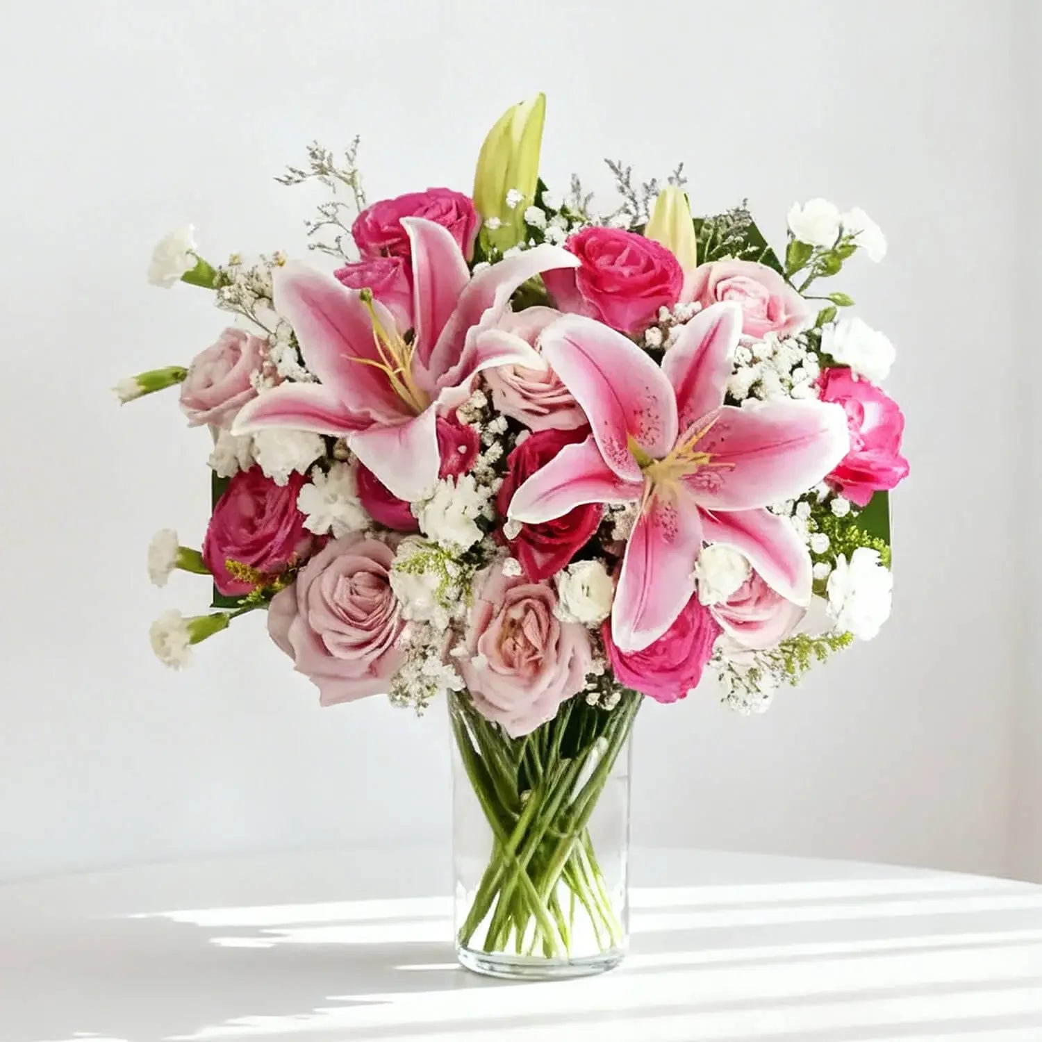 Buket bunga mawar merah muda dan lili pink dalam vas kaca, online florist terpercaya untuk hadiah istimewa