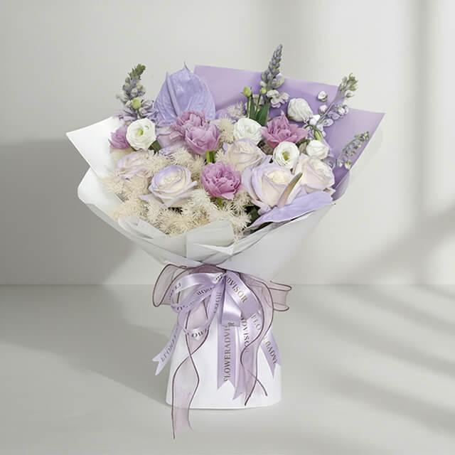 Bouquet bunga ungu dan putih elegan dari online florist, cocok untuk hadiah istimewa