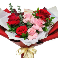 Bouquet mawar merah dan pink dari online florist, dikemas elegan dengan pita emas