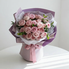 Buket mawar pink cantik dengan pita, dikirim oleh online florist terpercaya