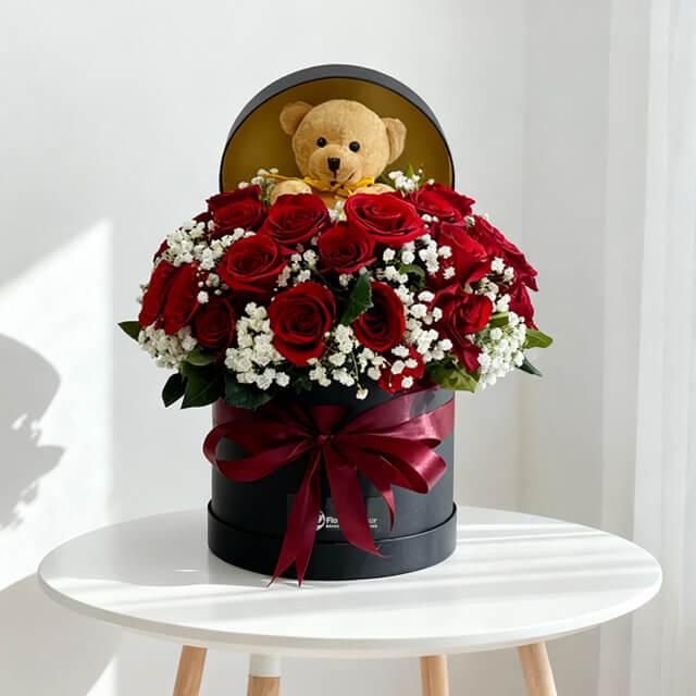 Bunga mawar merah dengan boneka beruang di kotak hitam, online florist terpercaya