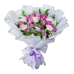 Buket bunga mawar ungu dan pink, dibungkus kertas putih dengan pita ungu, online florist