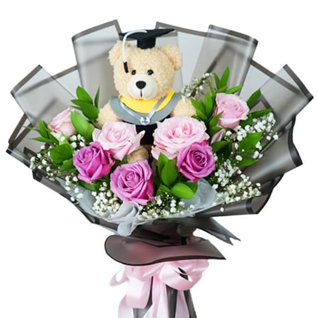 Bouquet bunga mawar pink dan ungu dengan boneka beruang wisuda, layanan online florist terpercaya