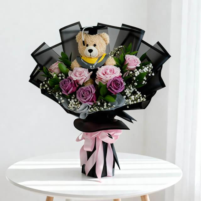 Bouquet mawar ungu dan pink dengan boneka beruang lulusan, online florist terpercaya