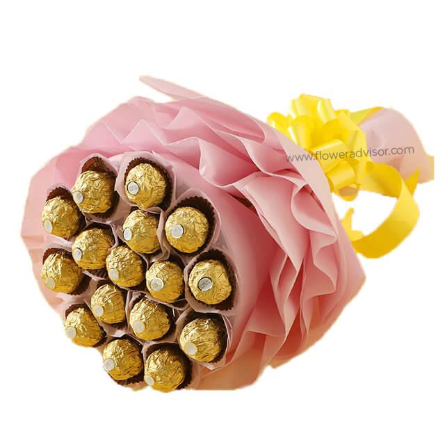 Bouquet cokelat Ferrero Rocher dengan kemasan pink dan pita kuning, online florist