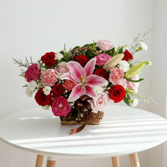 Bunga mawar merah dan pink dengan lili di keranjang, layanan online florist terpercaya