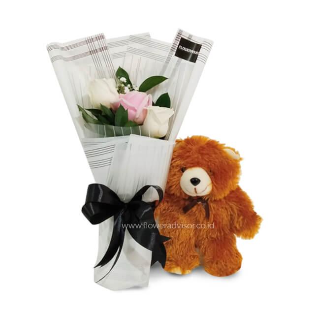 Bouquet bunga mawar putih dan pink dengan boneka beruang, layanan online florist terpercaya
