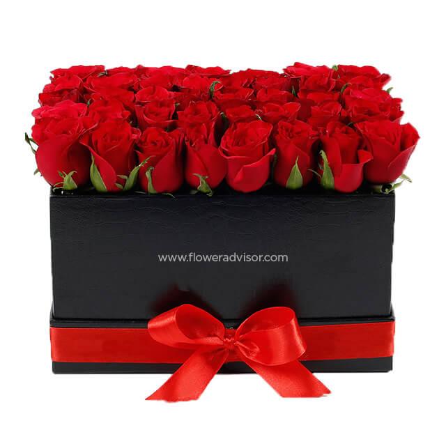 Bunga mawar merah dalam kotak hitam, online florist terpercaya untuk hadiah romantis