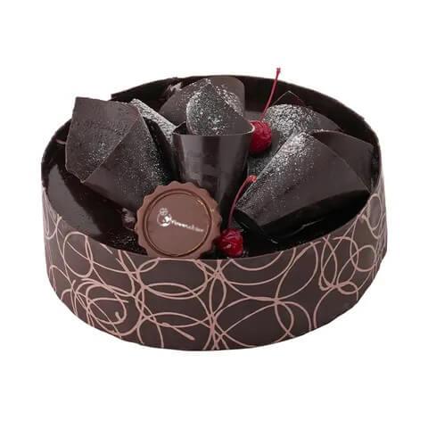 Kue cokelat mewah dengan hiasan ceri, cocok untuk hadiah dari online florist
