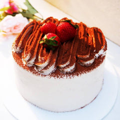 Kue cokelat dengan stroberi segar, disajikan oleh online florist terpercaya
