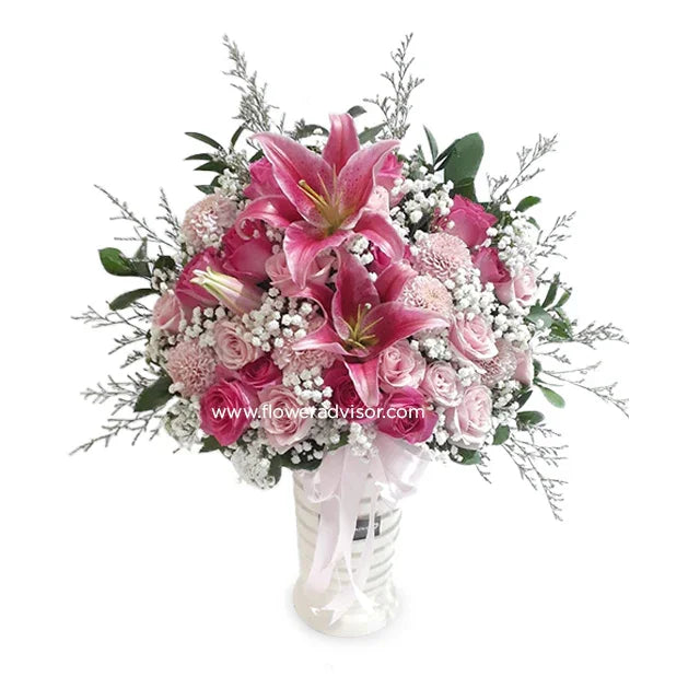 Bouquet bunga mawar dan lili pink elegan dari online florist, cocok untuk hadiah spesial.