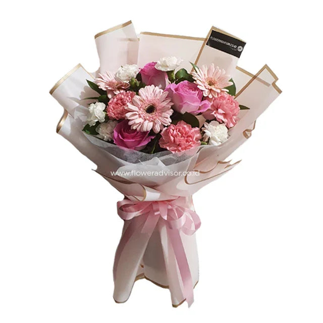Buket bunga mawar dan gerbera pink elegan, dikemas rapi dengan pita, dari online florist terpercaya.