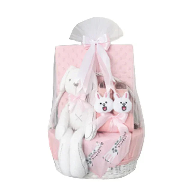 Hadiah bayi pink dengan kelinci boneka, sepatu, dan perlengkapan bayi, dikemas cantik untuk online florist
