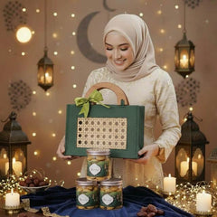 Wanita memegang hadiah Ramadhan dengan dekorasi lampu, cocok untuk online florist