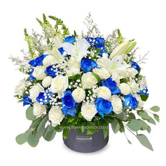 Bouquet bunga putih dan biru elegan dari online florist, cocok untuk hadiah istimewa