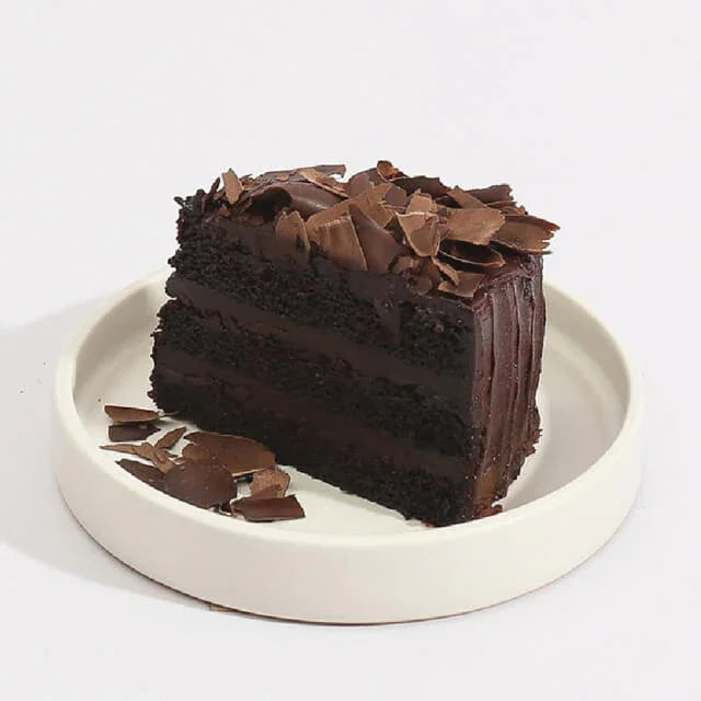 Potongan kue cokelat lezat dengan hiasan cokelat, cocok untuk hadiah dari online florist