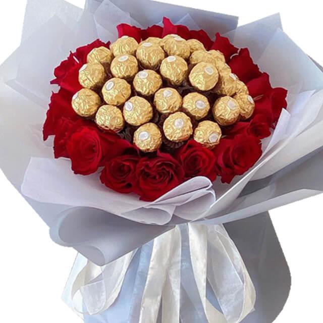 Buket mawar merah dengan cokelat Ferrero Rocher, layanan online florist terpercaya