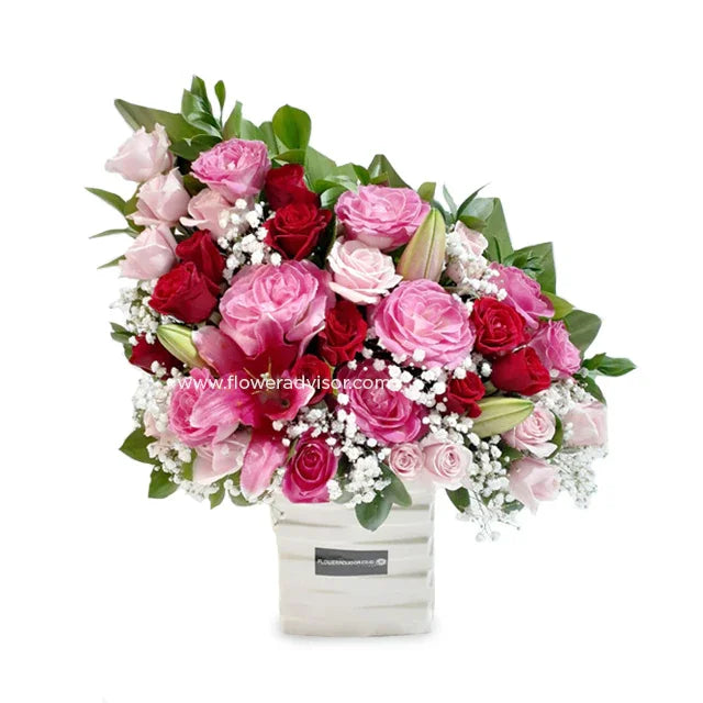 Buket bunga mawar merah dan pink dalam vas putih, layanan online florist terpercaya untuk hadiah spesial