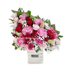 Buket bunga mawar merah dan pink dalam vas putih, layanan online florist terpercaya untuk hadiah spesial