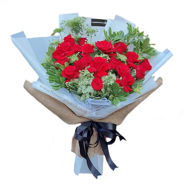 Buket bunga mawar merah segar dari online florist, dikemas elegan dengan pita hitam dan kertas biru