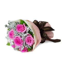Buket bunga mawar pink segar dari online florist, dikemas elegan dengan pita cokelat