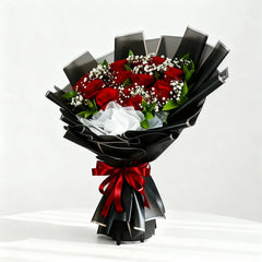 Buket mawar merah dan putih elegan, dibungkus hitam dengan pita merah, dari online florist