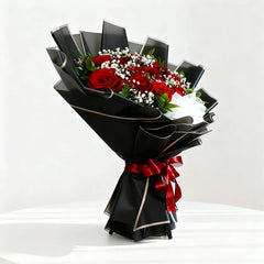 Buket mawar merah elegan dengan kemasan hitam dan pita merah, online florist terpercaya