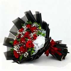 Buket mawar merah elegan dengan pita merah, bunga kecil putih, dan kemasan hitam dari online florist