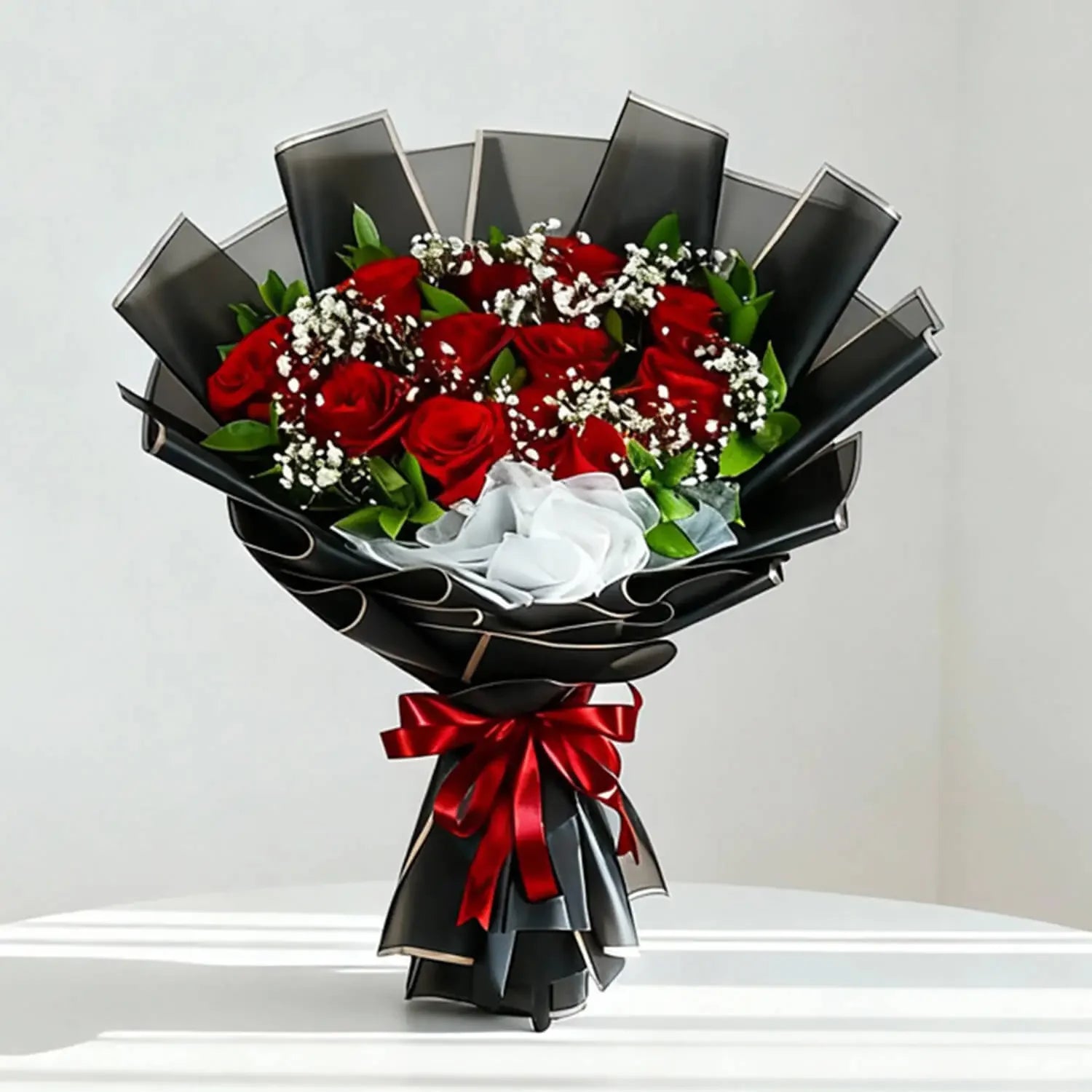 Buket mawar merah elegan dengan kemasan hitam dan pita merah, dari online florist terpercaya.