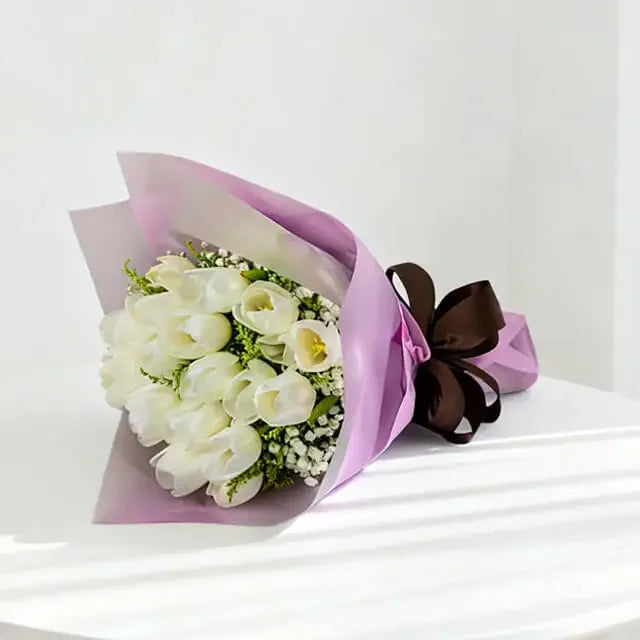 Buket bunga tulip putih elegan dengan kemasan ungu, layanan online florist terpercaya