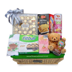 Keranjang hadiah lengkap dengan cokelat, snack, dan boneka beruang dari online florist