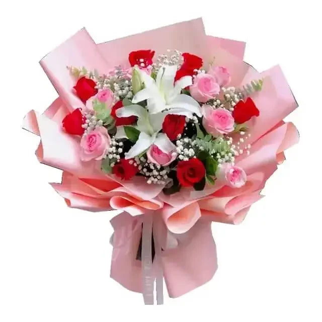 Buket bunga mawar merah dan pink dengan lili putih, dibungkus kertas pink, online florist