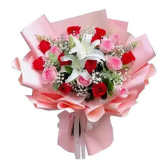 Buket bunga mawar merah dan pink dengan lili putih, dibungkus kertas pink, online florist