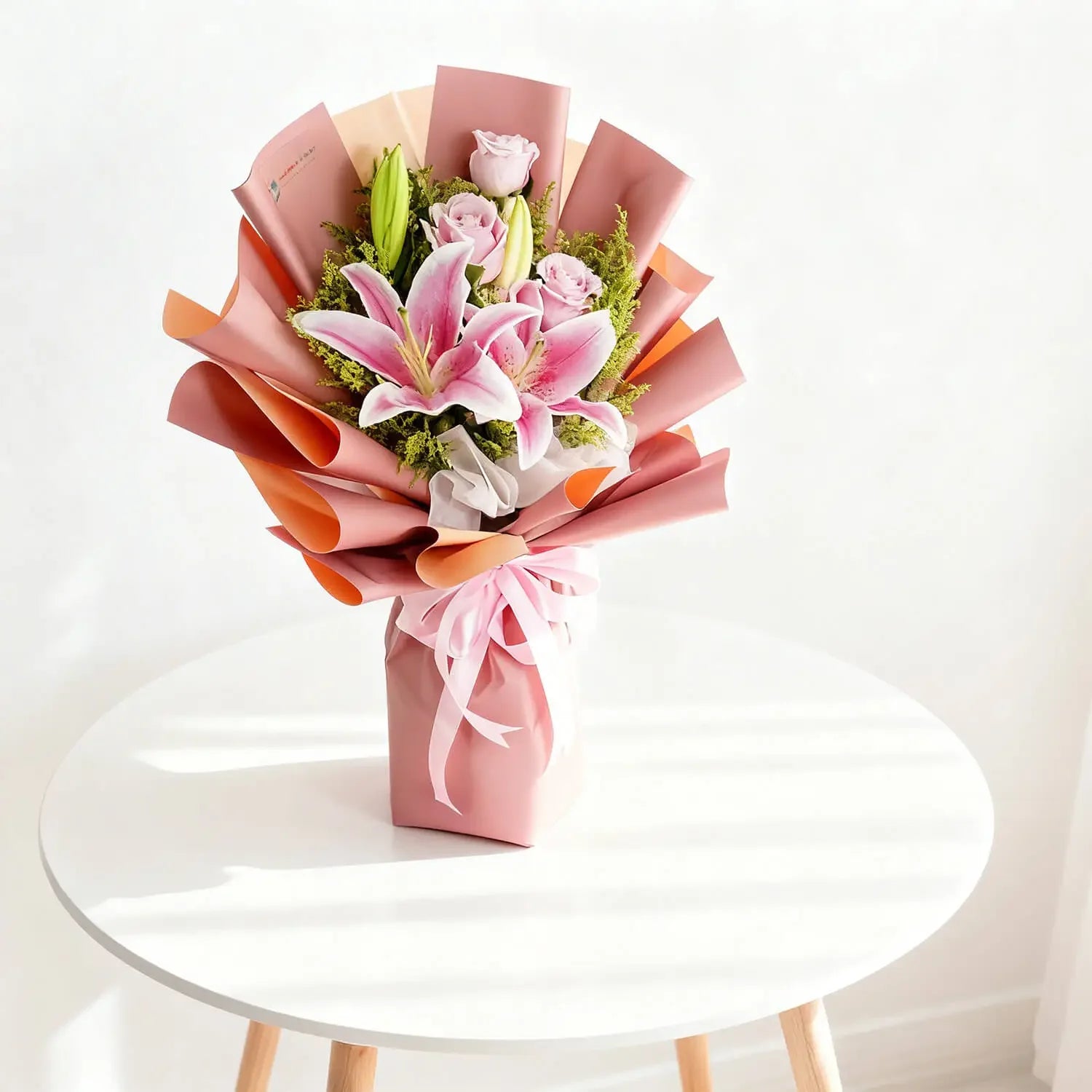 Buket bunga mawar dan lili pink elegan, dibungkus kertas pink, dari online florist terpercaya