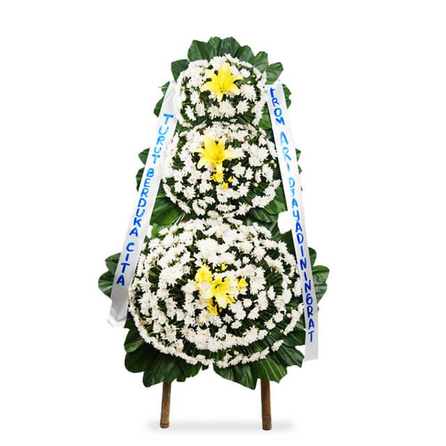 Rangkaian bunga duka cita putih dengan pita biru, layanan online florist terpercaya untuk pengiriman bunga ke seluruh Indonesia.