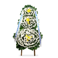 Rangkaian bunga duka cita putih dengan pita biru, layanan online florist terpercaya untuk pengiriman bunga ke seluruh Indonesia.