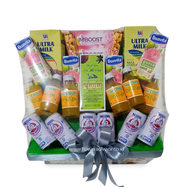 Keranjang hadiah online florist berisi susu, jus, dan camilan, ideal untuk kado spesial