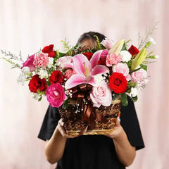 Bunga segar dalam keranjang, online florist terpercaya untuk hadiah istimewa